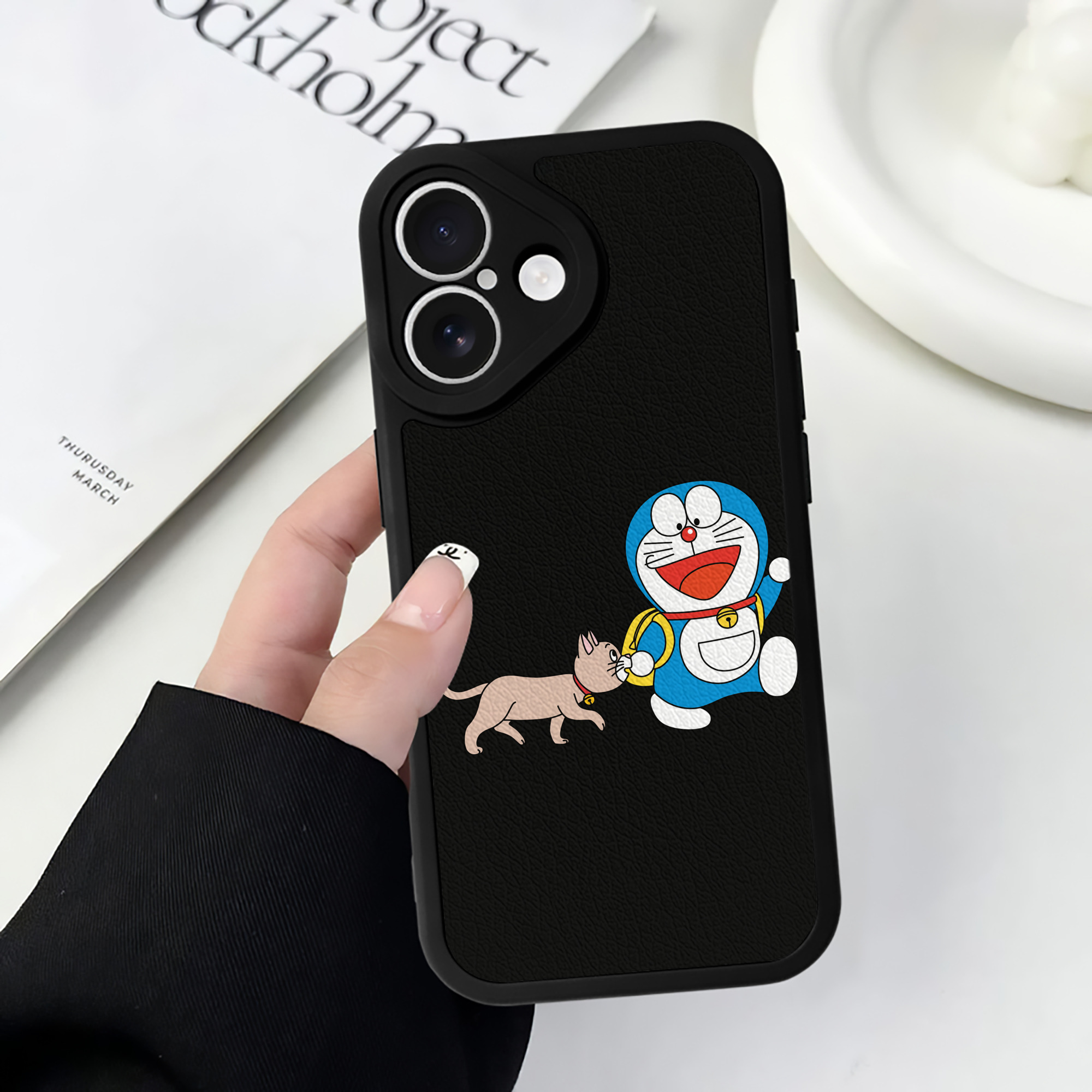 （画像用） ドラえもん Doraemon 【iPhone 16シリーズ対応】シリコンスマホケース（レザー調） 材質：シリコン